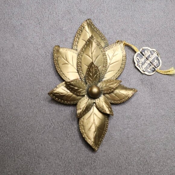 Art Deco Brass Fur Clips: Little Nemo Leaf Design, 1920s-30s - Picture 5 of 13